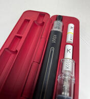 Il Pen Case protettivo per Kiwi 1 e 2 e Kiwi Spark, oltre alla Pen può contenere un serbatoio di ricambio e un filtrino. Gli accessori non cadono durante l'apertura perchè sono fissati magneticamente.